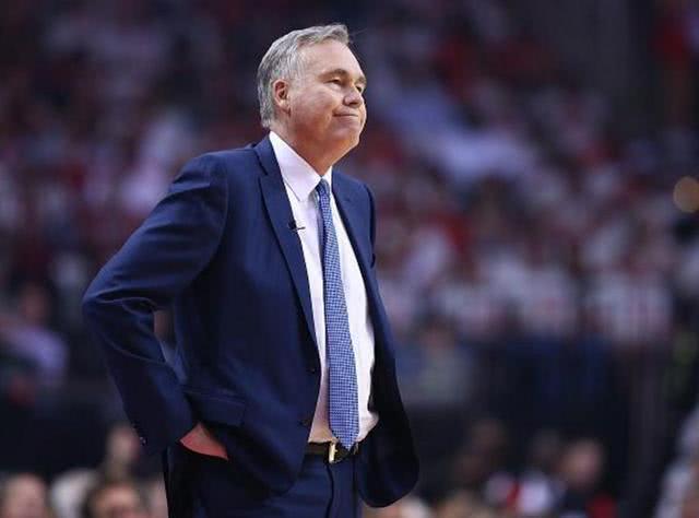 窗口期北京首钢调整名单以备意甲，篮板制胜环节打磨，球迷炸锅，身体对抗强度拉满的简单介绍