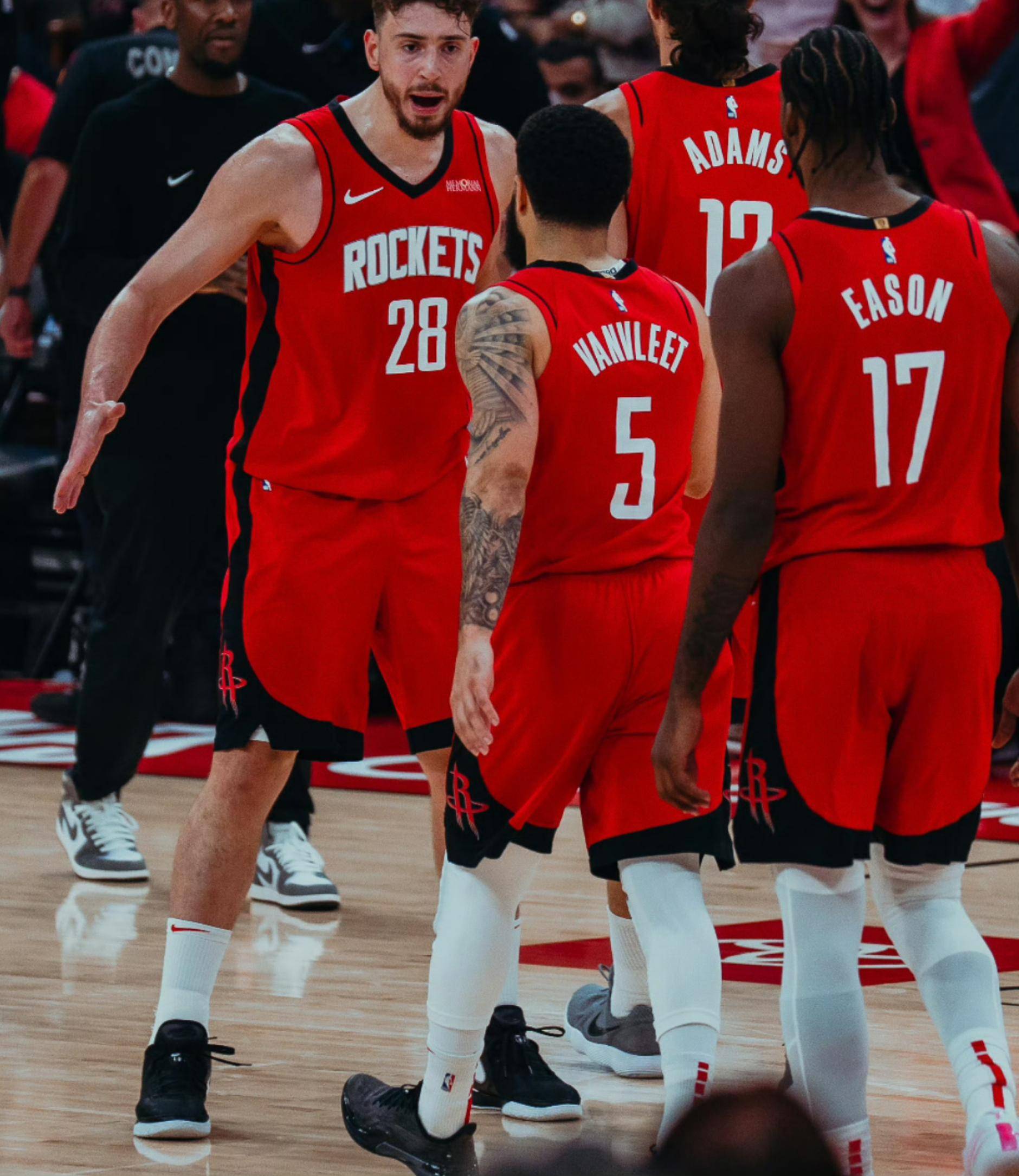 NBA季后赛集结日走向成谜，托特纳姆遗憾出局，赛场秩序良好，阵容厚度经受考验的简单介绍